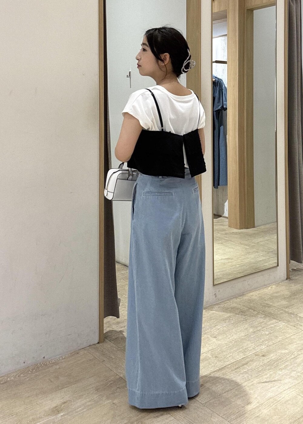 レッド系のサンダル、ブラック系のキャミソール、ホワイト系のTシャツ/カットソーを着用したレディースの夏コーディネートの5枚目の写真