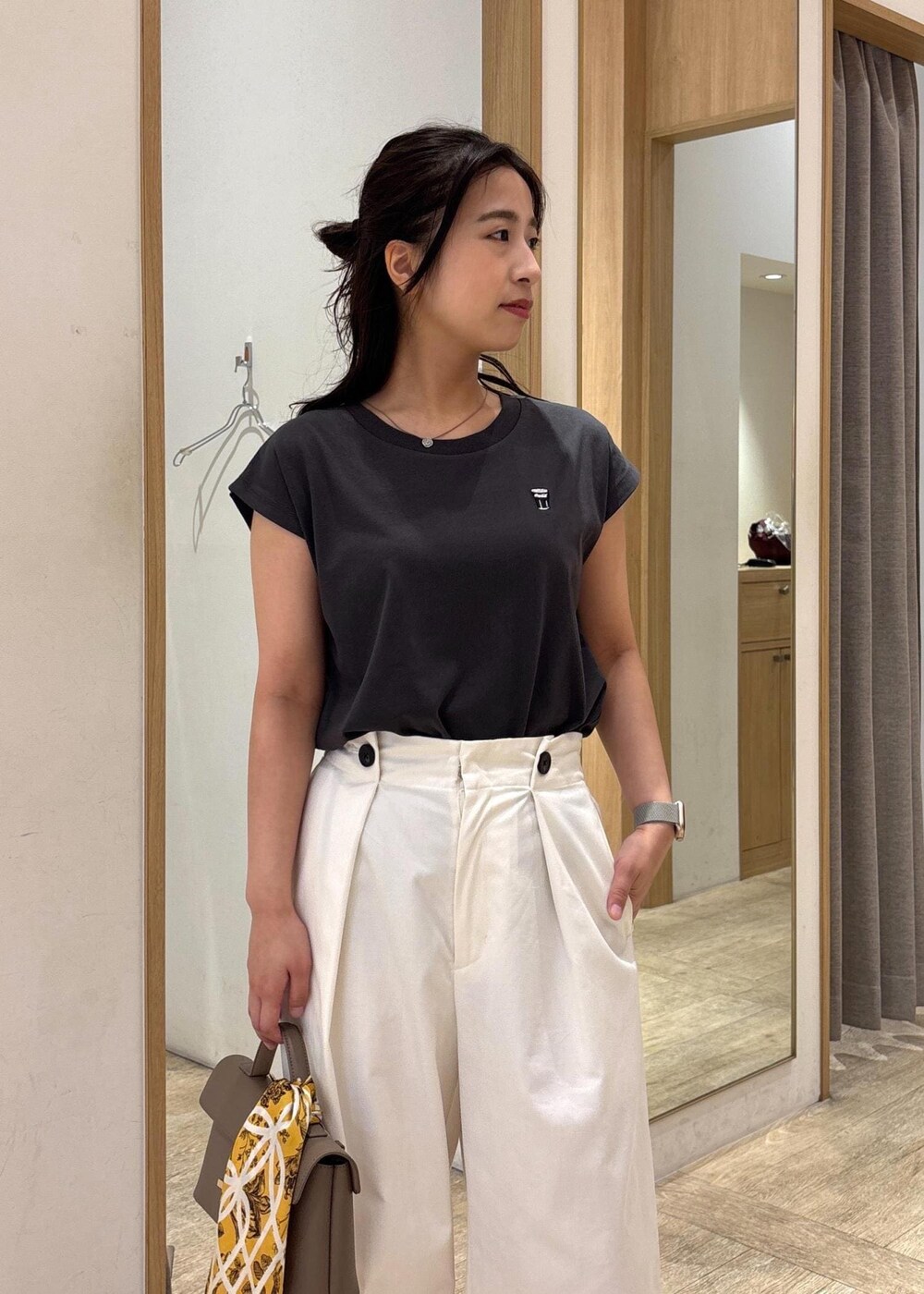 ベージュ系のショルダーバッグ、レッド系のサンダル、ホワイト系のその他パンツを着用したレディースの夏コーディネートの5枚目の写真