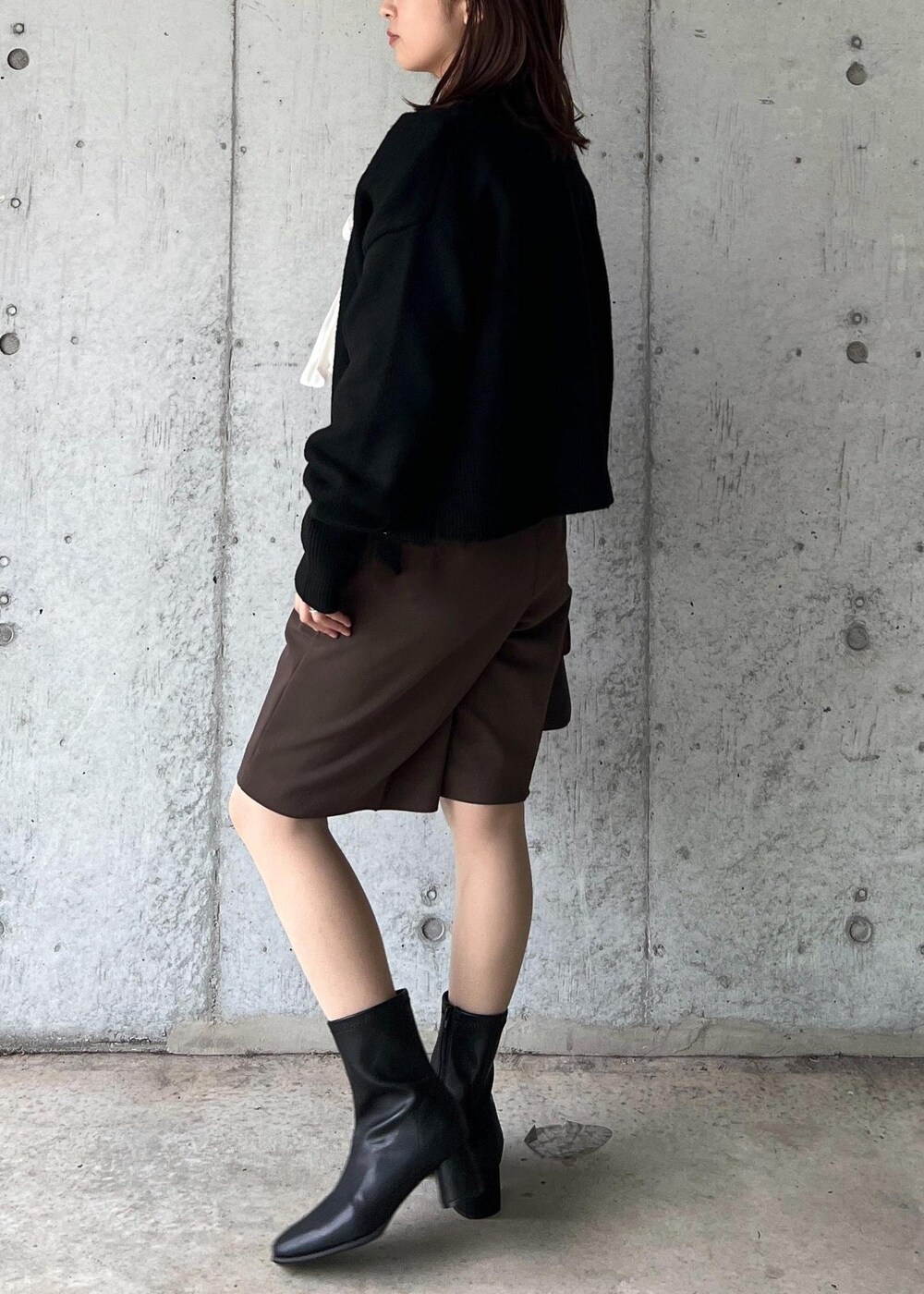 「ハーフパンツ、24AW秋の新作、ウエストマーク、Wblouse_pickup、WM羽織_pickup、Wshoes&bag_pickup、W雑貨_pickup、初秋コーデ、秋コーデ、デートコーデ、お出かけコーデ、旅行コーデ、女子会コーデ、韓国ファッション、大人カジュアル」｜「VISの【2WAY】ひねり金具ワンハンドルミニショルダーバッグ（ショルダーバッグ、ブラウン系）」を使った、スズさん（レディース・152cm）の秋コーディネートの4枚目の写真
