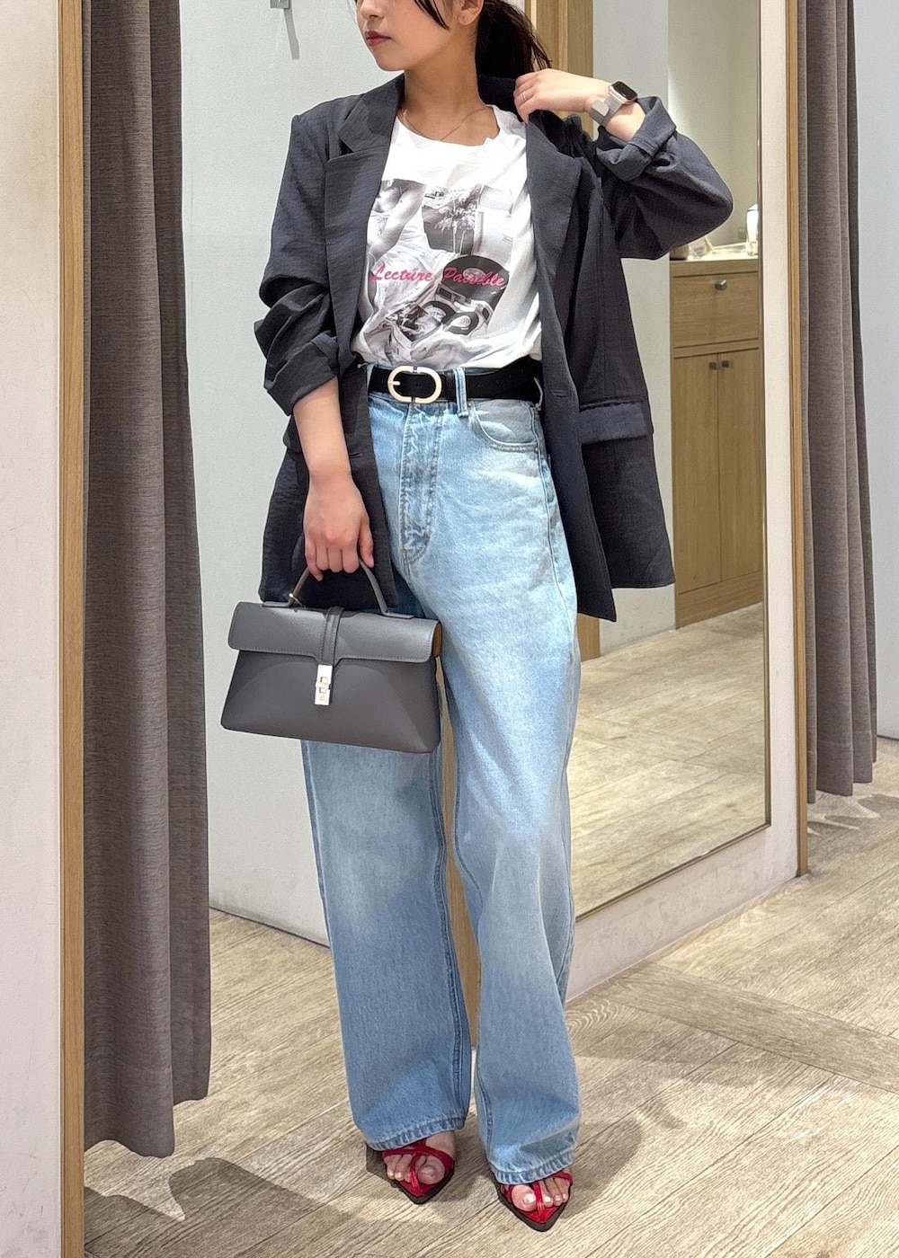 グレー系のショルダーバッグ、レッド系のサンダル、ホワイト系のTシャツ/カットソーを着用したレディースの夏コーディネートの2枚目の写真