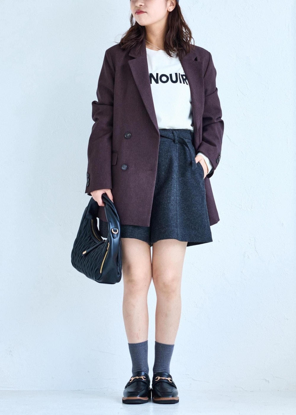 ブラック系のローファー、ホワイト系のTシャツ/カットソー、ブラウン系のテーラードジャケットを着用したレディースの夏コーディネートの2枚目の写真