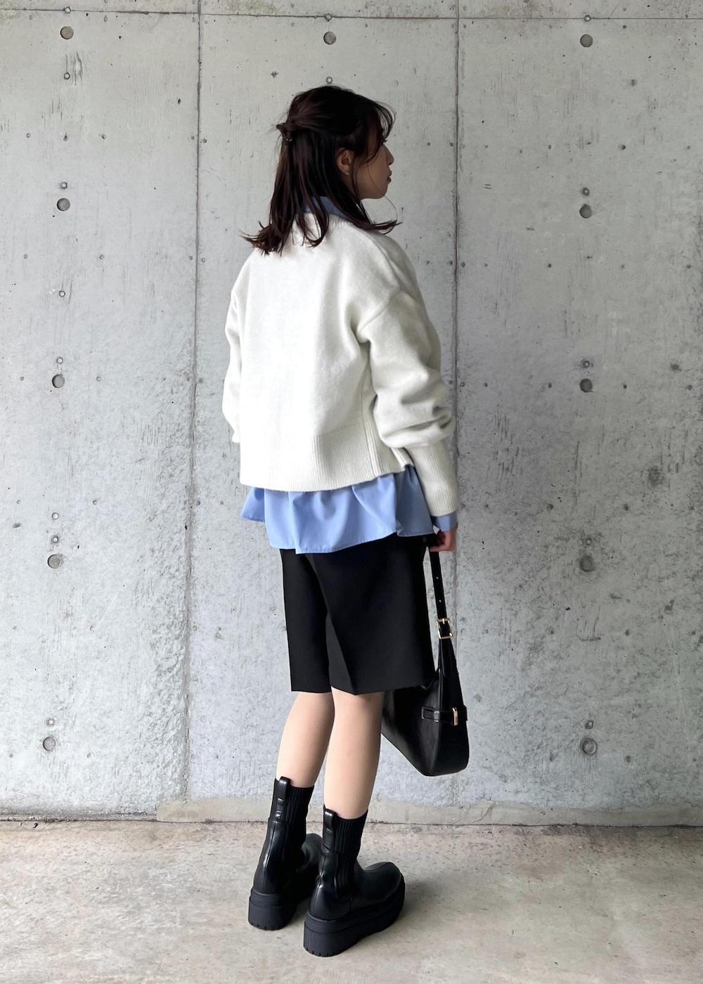ブラック系のブーツ、ブルー系のシャツ/ブラウス、ホワイト系のカーディガン/ボレロを着用したレディースの冬コーディネートの5枚目の写真