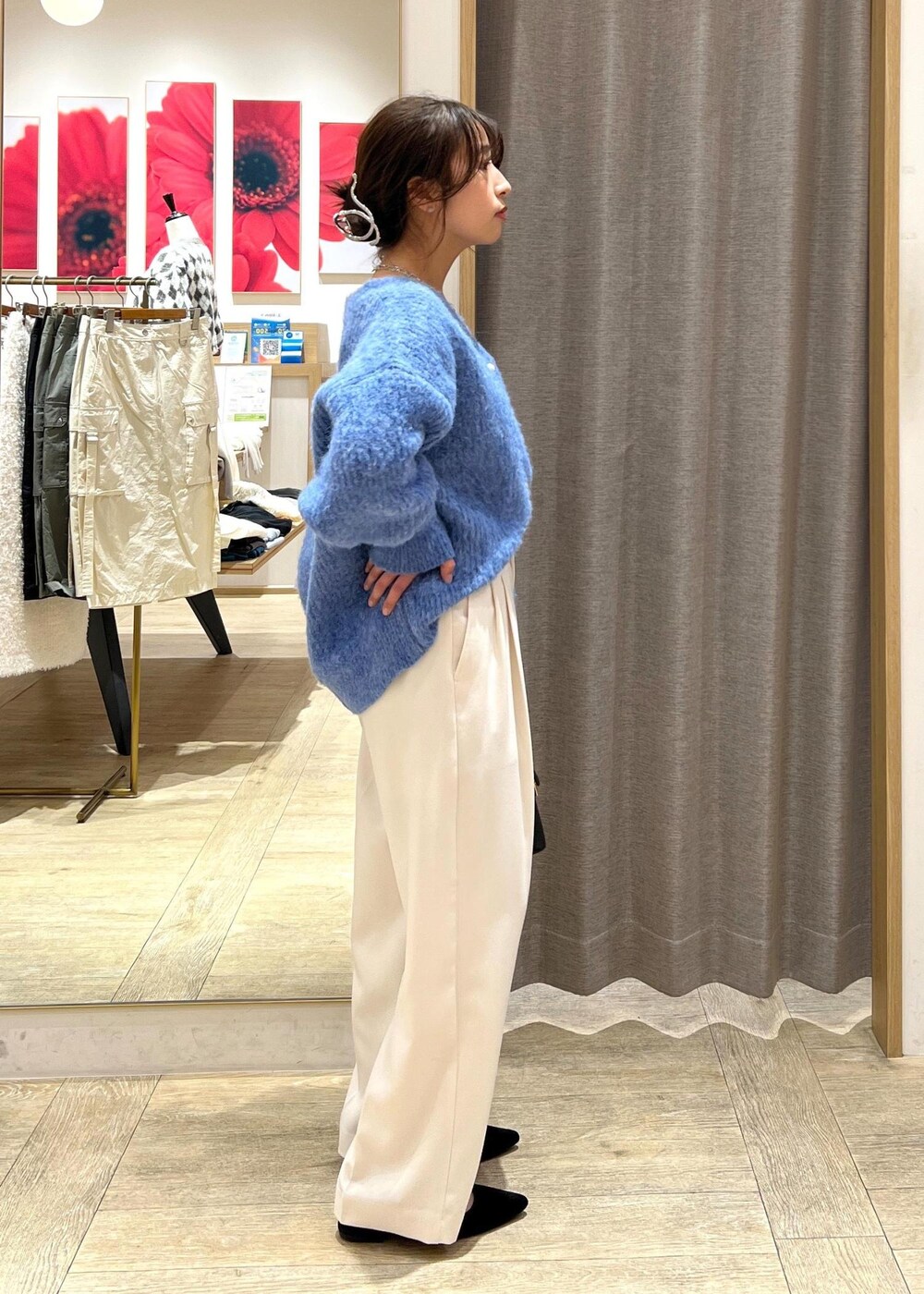 ブラック系のパンプス、ブラック系のショルダーバッグ、ブルー系のカーディガン/ボレロを着用したレディースの冬コーディネートの5枚目の写真