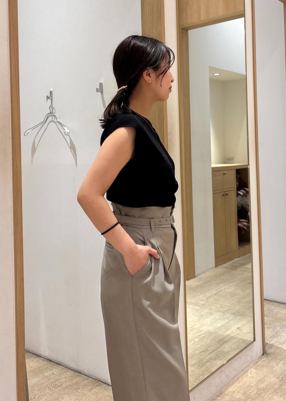 「フレンチスリーブ、25SS夏の新作、初夏コーデ、夏コーデ、お出かけコーデ、旅行コーデ、女子会コーデ、大人カジュアル、パンツスタイル、カジュアルコーデ、ヘルシーコーデ、VIS、ウェーブ、ブルべ夏、乾燥」｜「VISの【180℃美人見え】ハンドルリボンワンショルダーバッグ（ハンドバッグ、ホワイト系）」を使った、スズさん（レディース・152cm）の春コーディネートの6枚目の写真