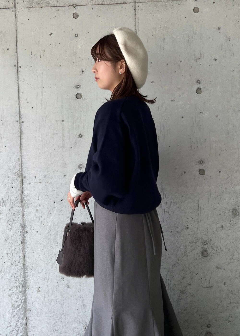 ホワイト系のTシャツ/カットソー、グレー系のショルダーバッグ、シルバー系のブーツを着用したレディースの秋コーディネートの10枚目の写真