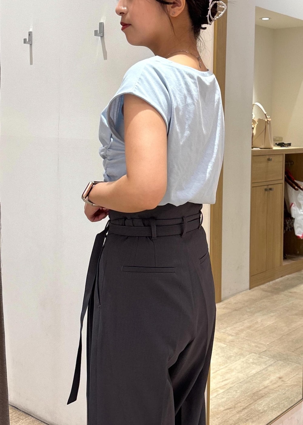 ブラック系のサンダル、ブルー系のTシャツ/カットソー、グレー系のスラックスを着用したレディースの夏コーディネートの8枚目の写真