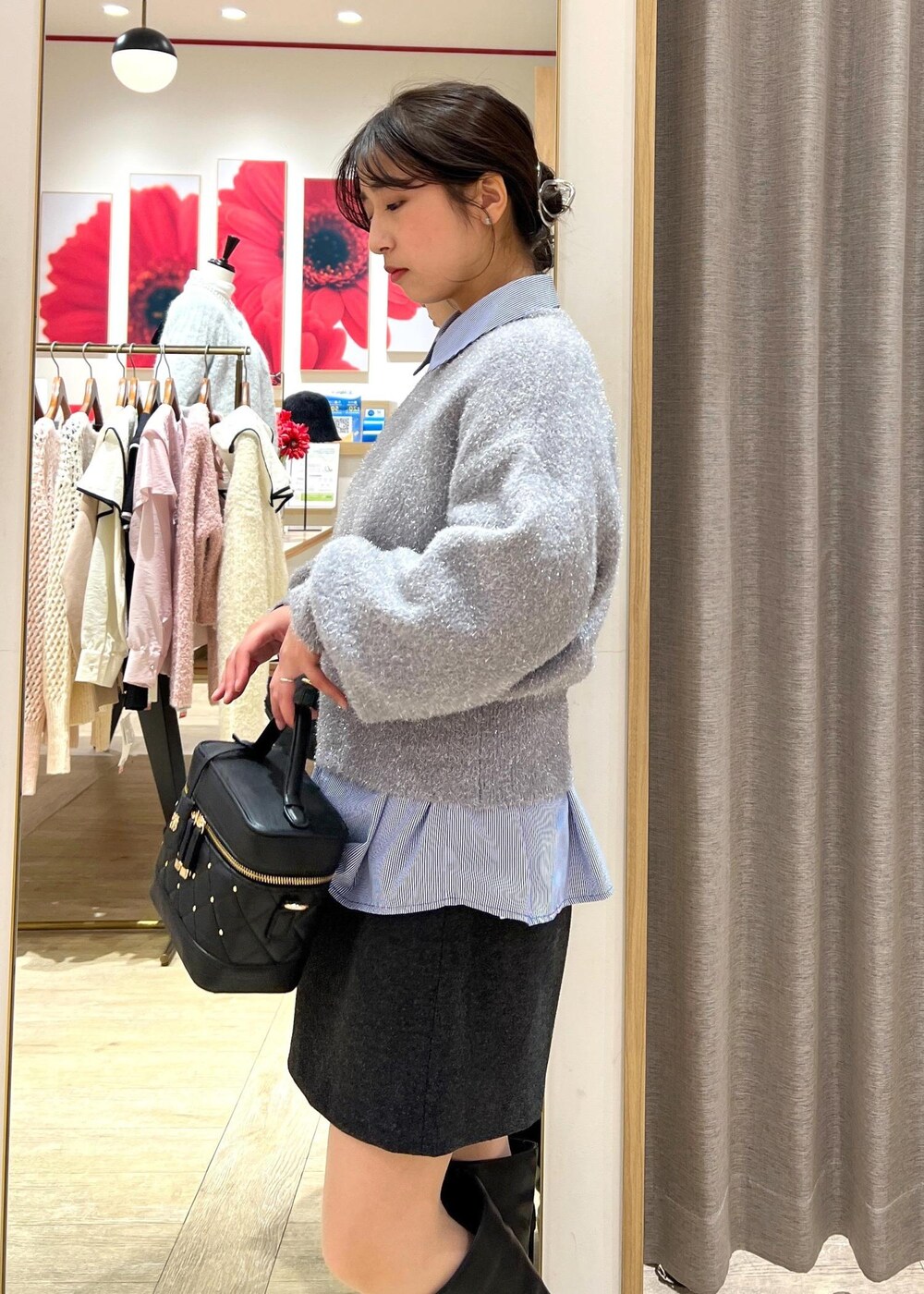 グレー系のその他パンツ、ブラック系のブーツ、ブルー系のシャツ/ブラウスを着用したレディースの冬コーディネートの8枚目の写真