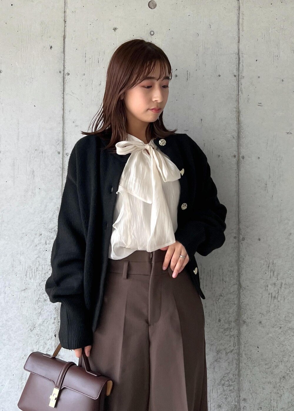 「ハーフパンツ、24AW秋の新作、ウエストマーク、Wblouse_pickup、WM羽織_pickup、Wshoes&bag_pickup、W雑貨_pickup、初秋コーデ、秋コーデ、デートコーデ、お出かけコーデ、旅行コーデ、女子会コーデ、韓国ファッション、大人カジュアル」｜「VISの【2WAY】ひねり金具ワンハンドルミニショルダーバッグ（ショルダーバッグ、ブラウン系）」を使った、スズさん（レディース・152cm）の秋コーディネートの5枚目の写真