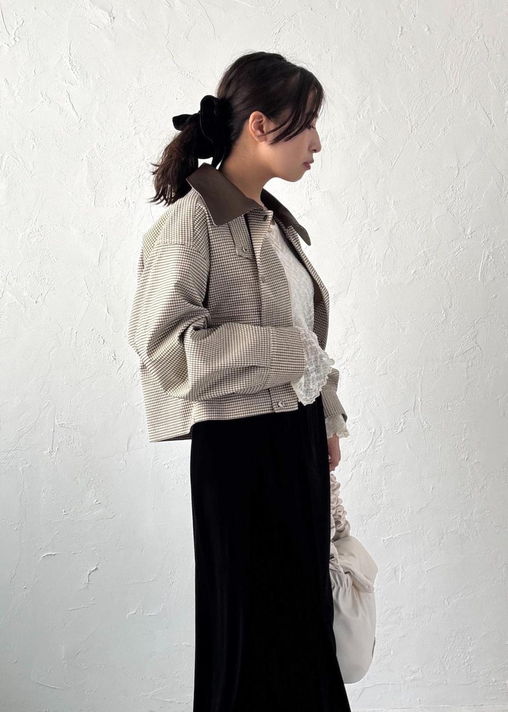 ホワイト系のショルダーバッグ、ホワイト系のTシャツ/カットソー、ホワイト系のパンプスを着用したレディースの夏コーディネートの4枚目の写真