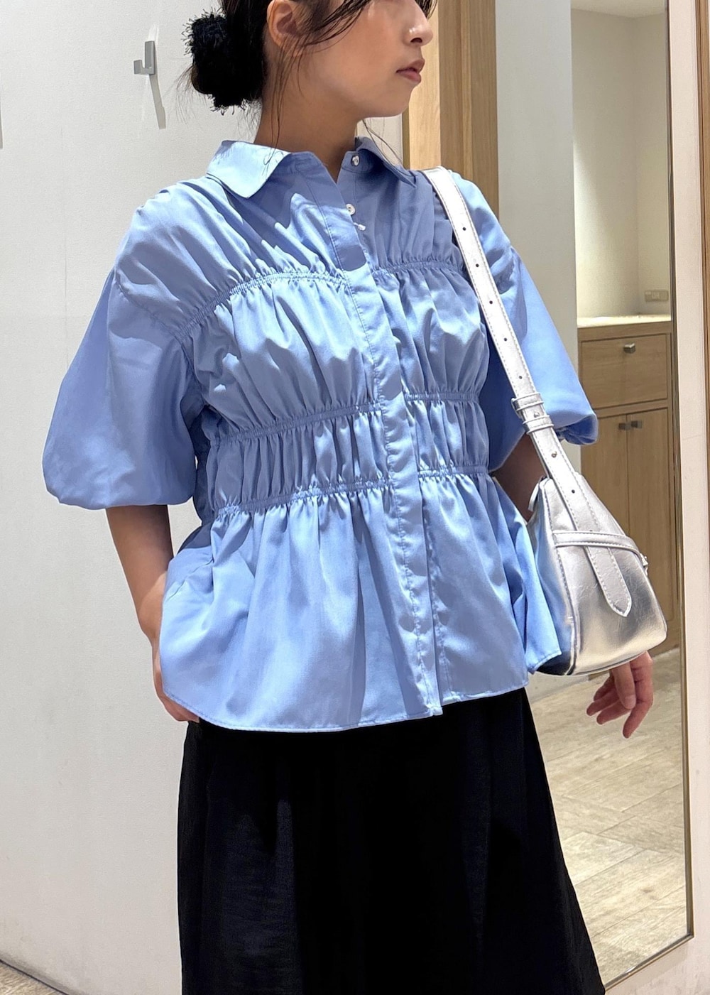 「ハーフパンツ、バミューダパンツ、25SS夏の新作、初夏コーデ、夏コーデ、デートコーデ、お出かけコーデ、旅行コーデ、推し活コーデ、女子会コーデ、韓国ファッション、大人カジュアル、パンツスタイル、カジュアルコーデ、VIS」｜「Juzeのリボンヒールパンプス（パンプス、ブラック系）」を使った、スズさん（レディース・152cm）の春コーディネートの5枚目の写真