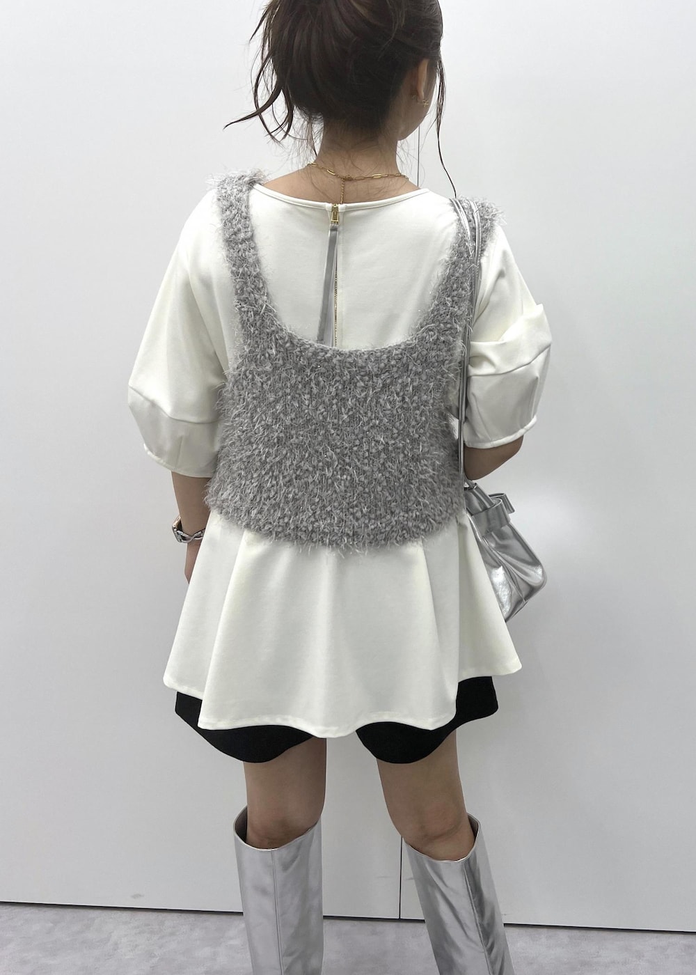 「チュニック、ショートパンツ、ウエストマーク、24AW秋の新作、ロングブーツ、ビスチェ、シルバー、初秋コーデ、秋コーデ、デートコーデ、お出かけコーデ、女子会コーデ、韓国ファッション、大人カジュアル、レイヤード」｜「VISの【ハンドルの長さ調節が出来る】リボンミニトートバック（ショルダーバッグ、シルバー系）」を使った、スズさん（レディース・152cm）の夏コーディネートの8枚目の写真