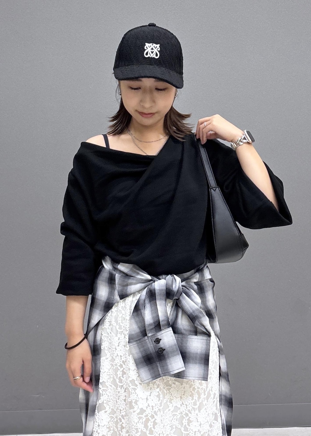 ブラック系のパンプス、ブラック系のシャツ/ブラウス、ホワイト系のスカートを着用したレディースの秋コーディネートの4枚目の写真