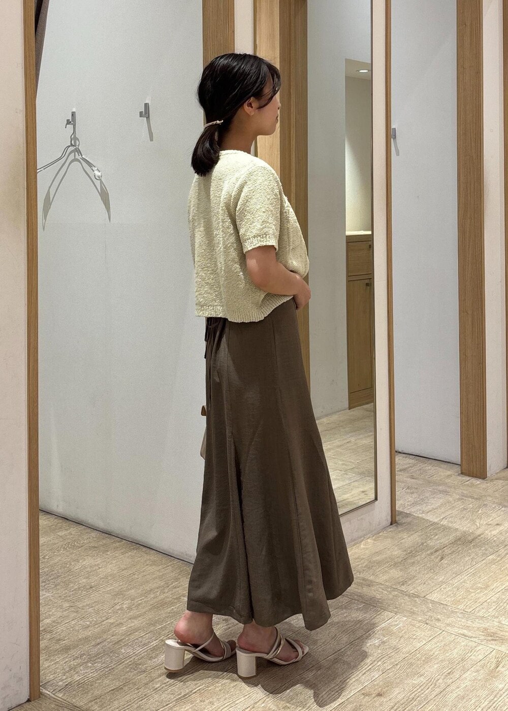 「25SS夏の新作、初夏コーデ、夏コーデ、デートコーデ、お出かけコーデ、旅行コーデ、女子会コーデ、大人カジュアル、スカートスタイル、フェミニンコーデ、VIS、ウェーブ、ブルべ夏、乾燥、低身長」｜「VISの【新色追加】ひねり金具ワンハンドルミニショルダーバッグ【2WAY（ショルダーバッグ、ベージュ系）」を使った、スズさん（レディース・152cm）の春コーディネートの3枚目の写真