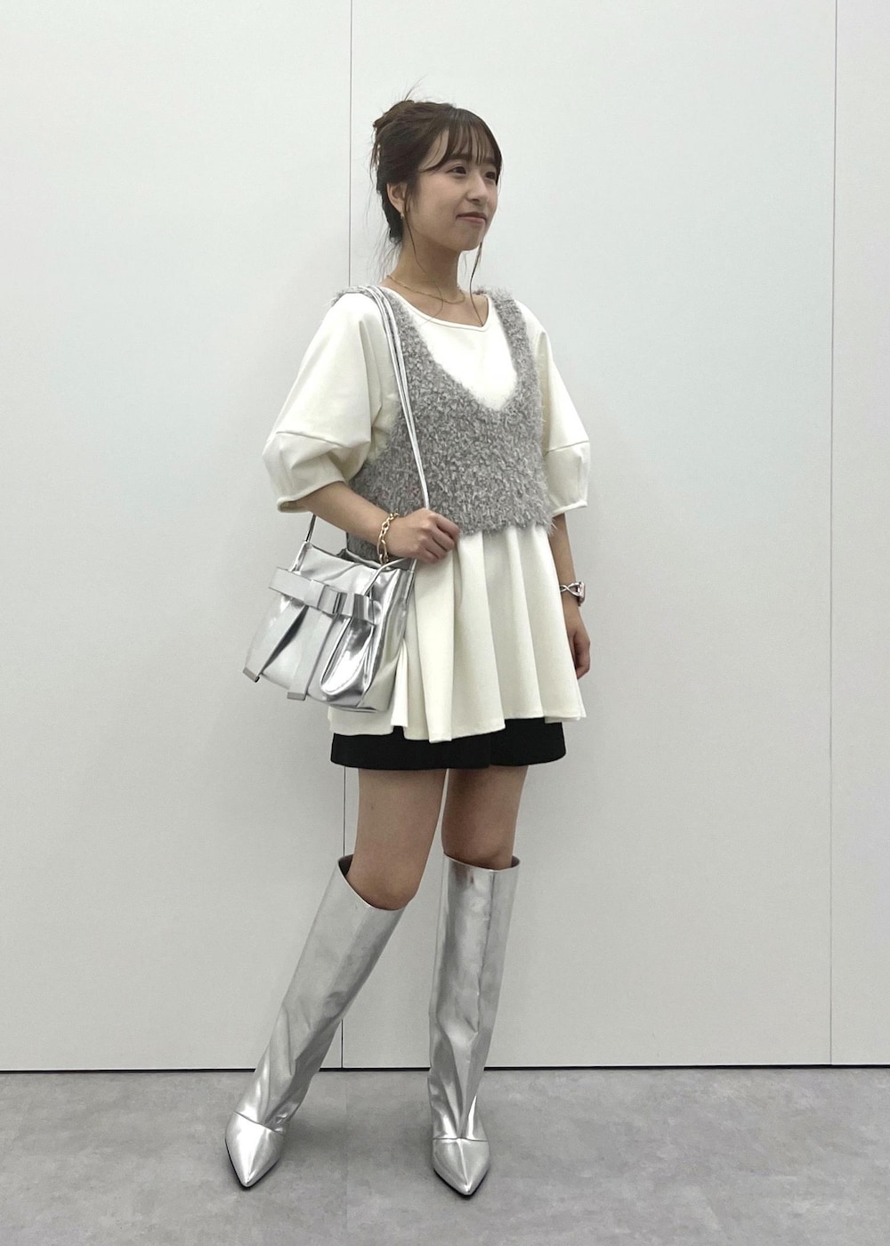 「チュニック、ショートパンツ、ウエストマーク、24AW秋の新作、ロングブーツ、ビスチェ、シルバー、初秋コーデ、秋コーデ、デートコーデ、お出かけコーデ、女子会コーデ、韓国ファッション、大人カジュアル、レイヤード」｜「VISの【ハンドルの長さ調節が出来る】リボンミニトートバック（ショルダーバッグ、シルバー系）」を使った、スズさん（レディース・152cm）の夏コーディネートの3枚目の写真