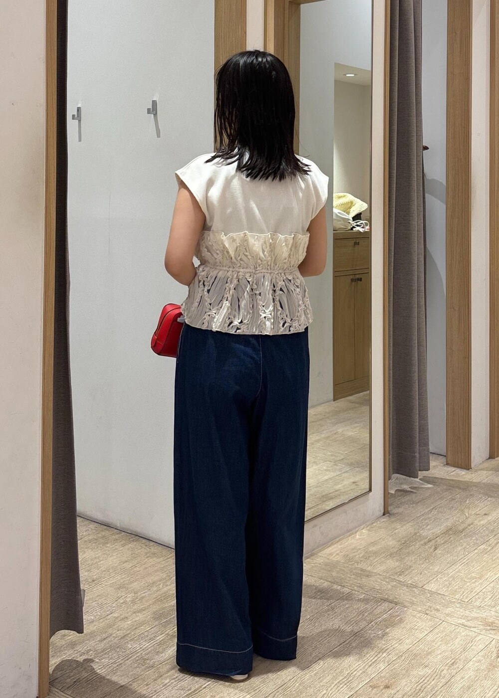 「初夏コーデ、夏コーデ、デートコーデ、お出かけコーデ、旅行コーデ、女子会コーデ、大人カジュアル、パンツスタイル、体型カバー、カジュアルコーデ」｜「Juzeのメタルヒールサンダル（サンダル、ホワイト系）」を使った、スズさん（レディース・152cm）の夏コーディネートの5枚目の写真