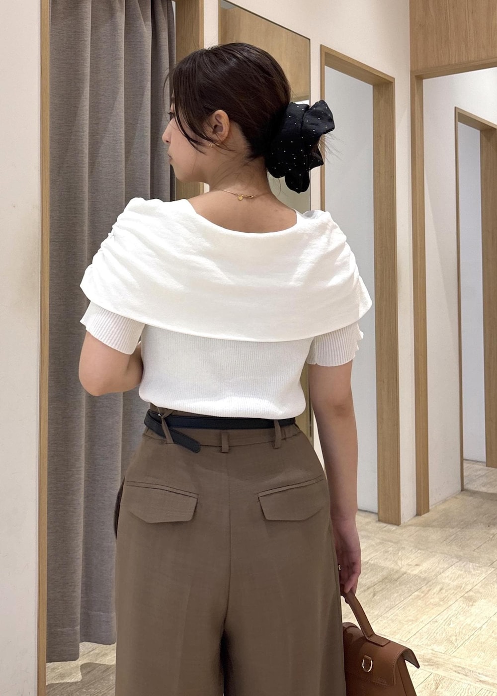 イエロー系のショルダーバッグ、ブラック系のサンダル、グリーン系のその他パンツを着用したレディースの春コーディネートの7枚目の写真