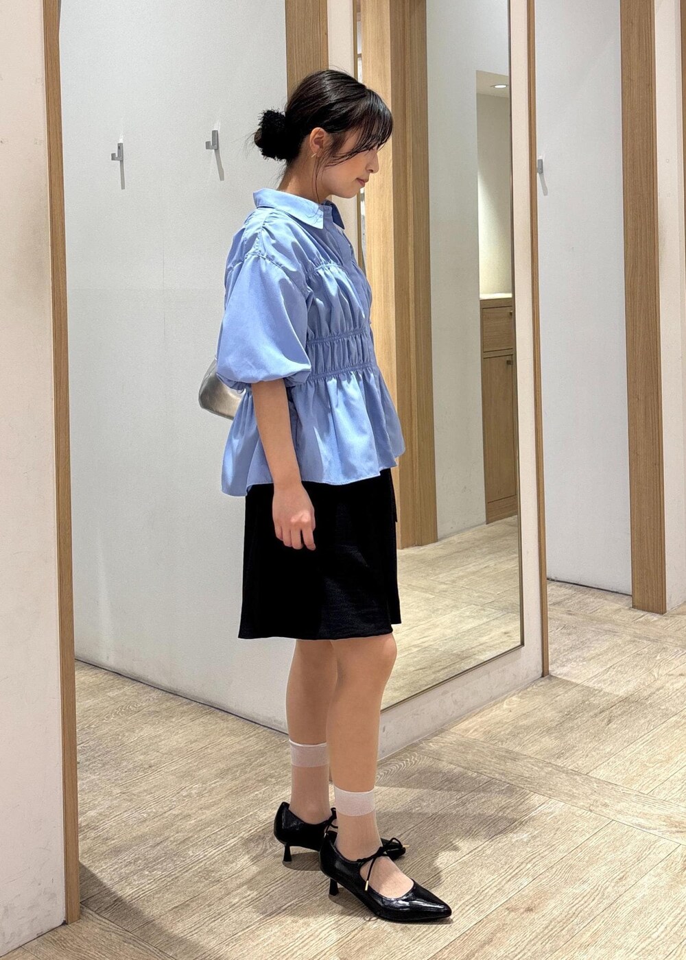 「ハーフパンツ、バミューダパンツ、25SS夏の新作、初夏コーデ、夏コーデ、デートコーデ、お出かけコーデ、旅行コーデ、推し活コーデ、女子会コーデ、韓国ファッション、大人カジュアル、パンツスタイル、カジュアルコーデ、VIS」｜「Juzeのリボンヒールパンプス（パンプス、ブラック系）」を使った、スズさん（レディース・152cm）の春コーディネートの4枚目の写真