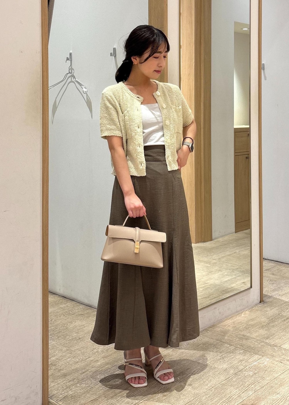 「25SS夏の新作、初夏コーデ、夏コーデ、デートコーデ、お出かけコーデ、旅行コーデ、女子会コーデ、大人カジュアル、スカートスタイル、フェミニンコーデ、VIS、ウェーブ、ブルべ夏、乾燥、低身長」｜「VISの【新色追加】ひねり金具ワンハンドルミニショルダーバッグ【2WAY（ショルダーバッグ、ベージュ系）」を使った、スズさん（レディース・152cm）の春コーディネートの2枚目の写真