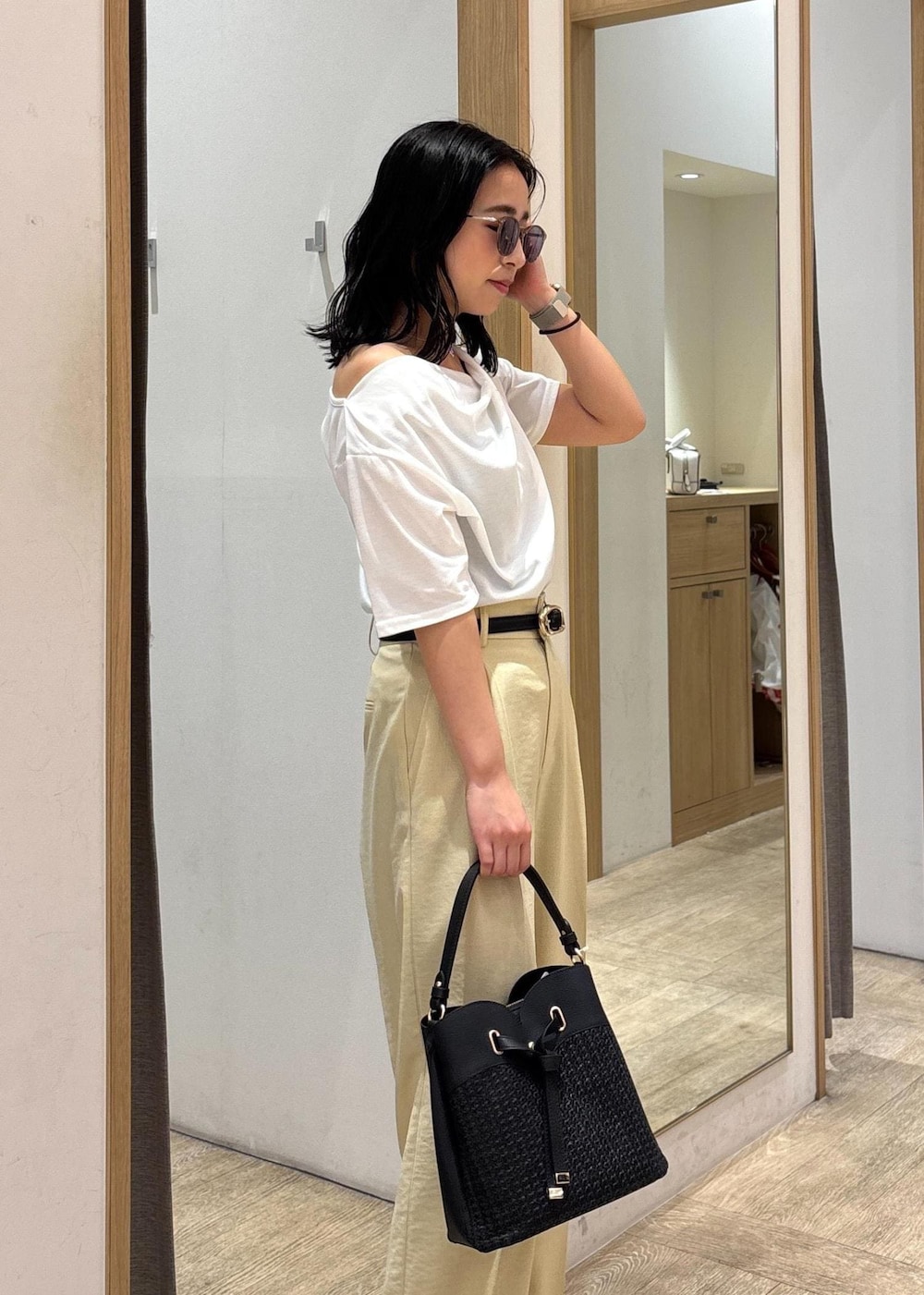 「25SS夏の新作、初夏コーデ、夏コーデ、お出かけコーデ、旅行コーデ、推し活コーデ、女子会コーデ、大人カジュアル、パンツスタイル、カジュアルコーデ、ヘルシーコーデ、VIS、ウェーブ、ブルべ夏、乾燥」｜「VISの18mm幅ニュアンス変形ベルト（ベルト、ブラック系）」を使った、スズさん（レディース・152cm）の春コーディネートの6枚目の写真