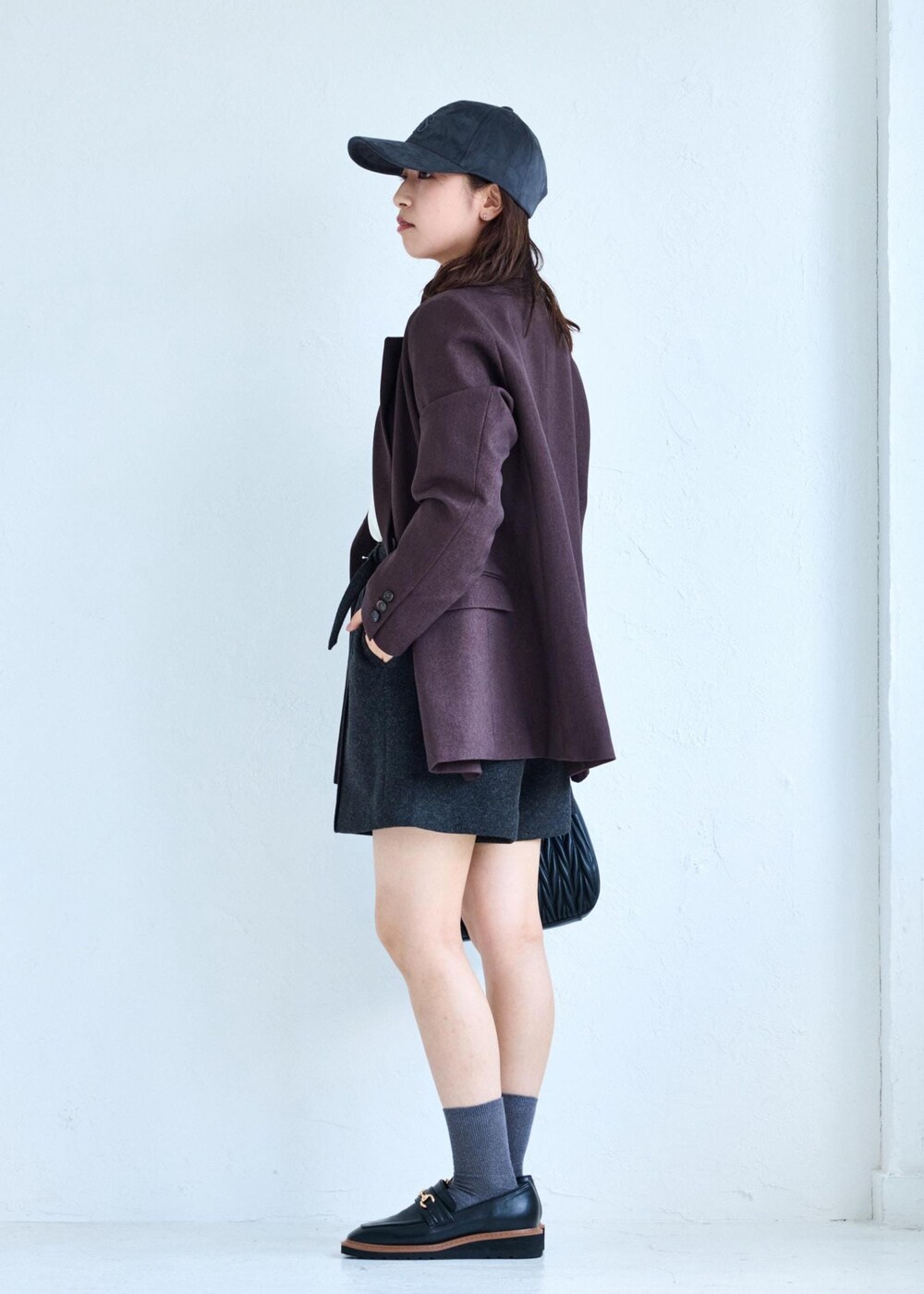 ブラック系のローファー、ホワイト系のTシャツ/カットソー、ブラウン系のテーラードジャケットを着用したレディースの夏コーディネートの3枚目の写真