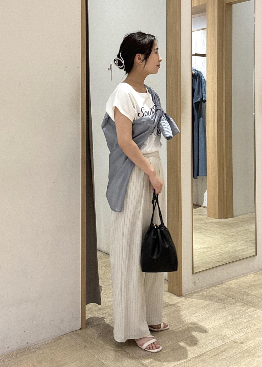 「25SS夏の新作、visbag2025、初夏コーデ、夏コーデ、お出かけコーデ、旅行コーデ、大人カジュアル、パンツスタイル、カジュアルコーデ、VIS、ウェーブ、ブルべ夏、乾燥、低身長、トップス」｜「Juzeのメタルヒールサンダル（サンダル、ホワイト系）」を使った、スズさん（レディース・152cm）の夏コーディネートの4枚目の写真