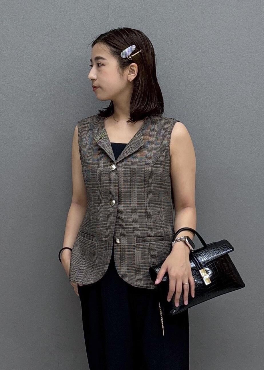 ブラック系のその他パンツ、ブラック系のローファー、ブラウン系のベストを着用したレディースの夏コーディネートの5枚目の写真