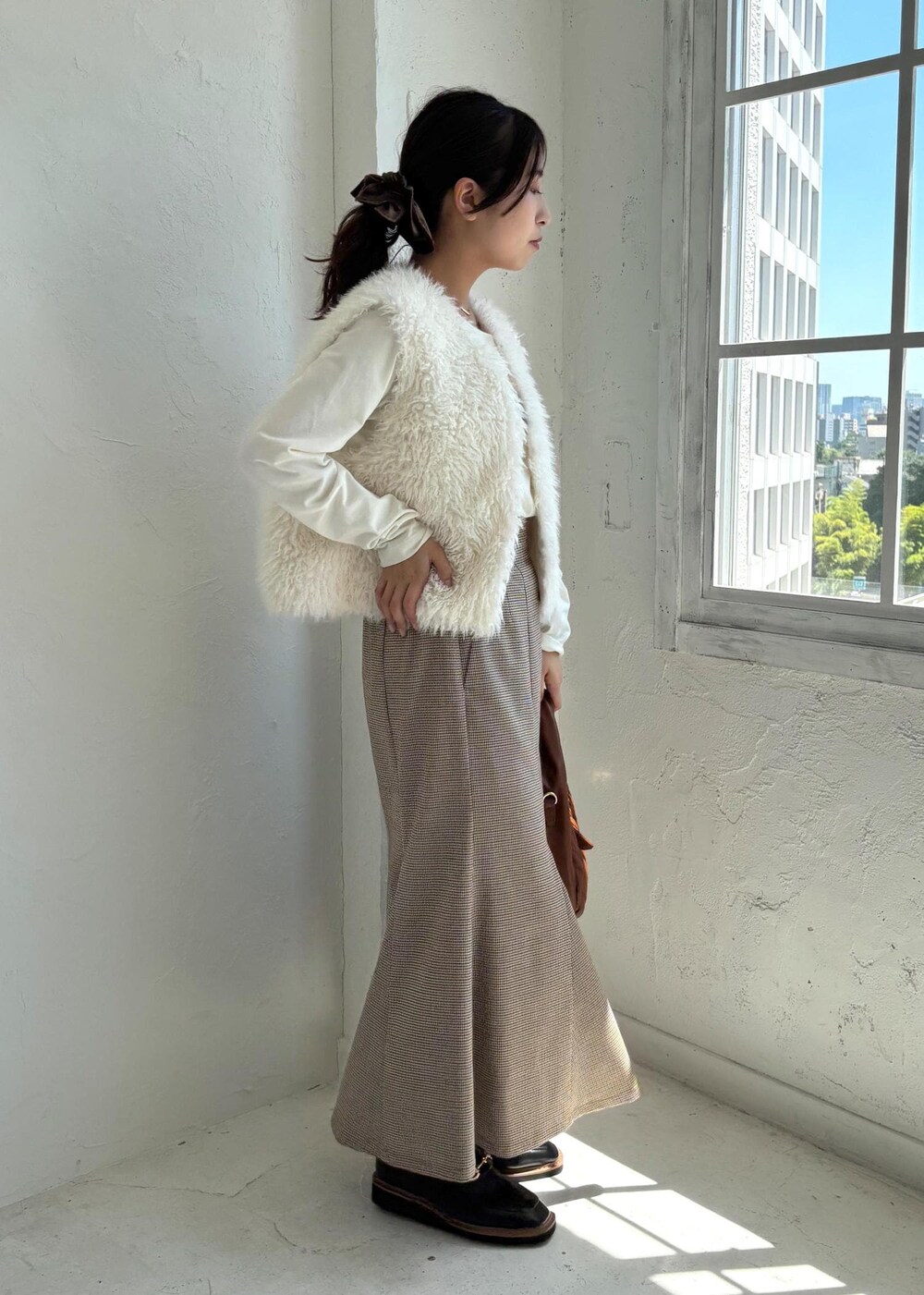 ブラック系のローファー、ベージュ系のスカート、ホワイト系のTシャツ/カットソーを着用したレディースの夏コーディネートの5枚目の写真