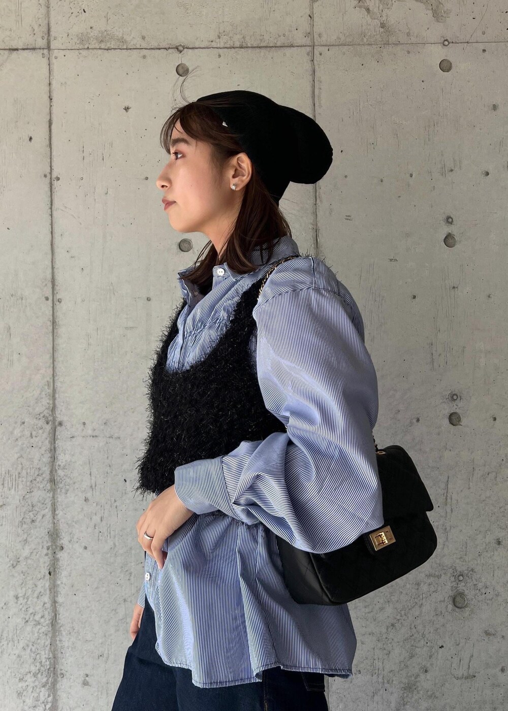 ブラック系のブーツ、ブラック系のキャミソール、ブルー系のシャツ/ブラウスを着用したレディースの秋コーディネートの8枚目の写真