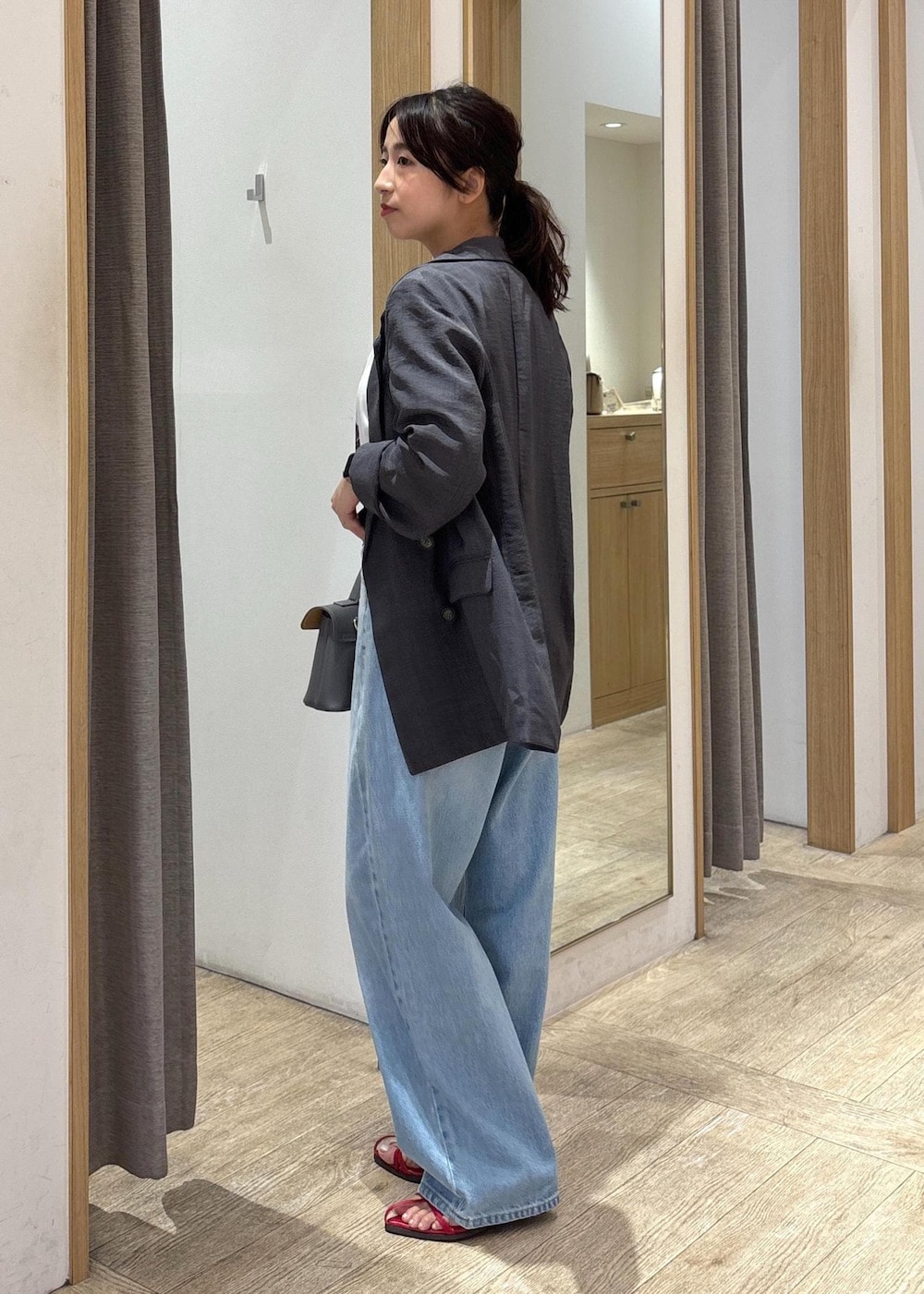 グレー系のショルダーバッグ、レッド系のサンダル、ホワイト系のTシャツ/カットソーを着用したレディースの夏コーディネートの3枚目の写真