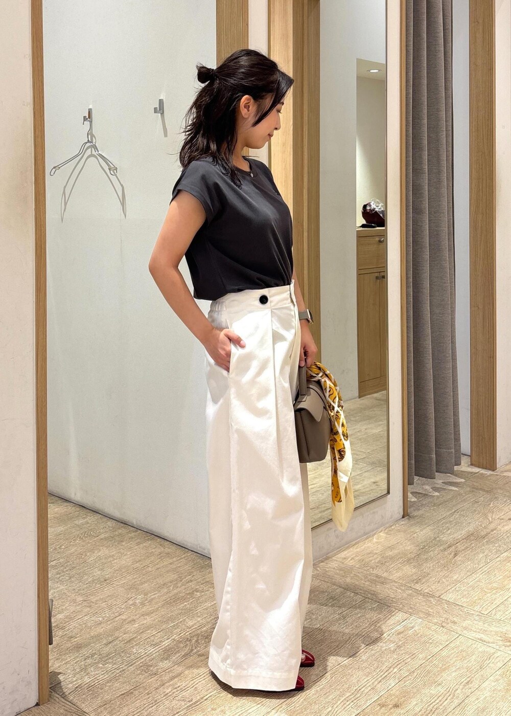 ベージュ系のショルダーバッグ、レッド系のサンダル、ホワイト系のその他パンツを着用したレディースの夏コーディネートの4枚目の写真