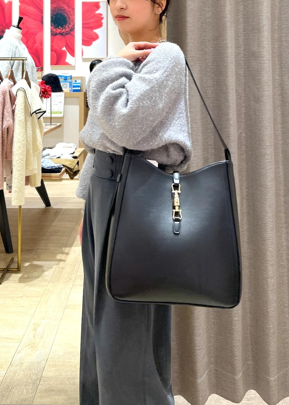 ブラック系のパンプス、グレー系のニット/セーター、グレー系のその他パンツを着用したレディースの冬コーディネートの9枚目の写真