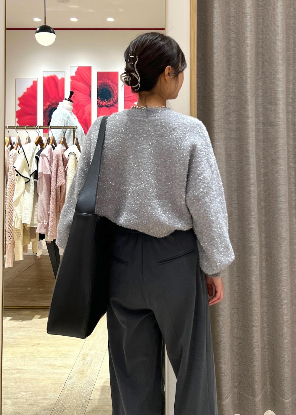 ブラック系のパンプス、グレー系のニット/セーター、グレー系のその他パンツを着用したレディースの冬コーディネートの8枚目の写真
