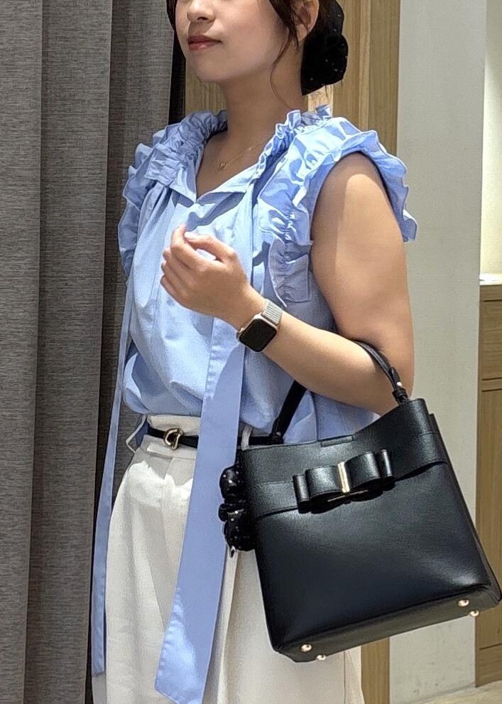 ブラック系のパンプス、ホワイト系のその他パンツ、ブラック系のショルダーバッグを着用したレディースの春コーディネートの4枚目の写真