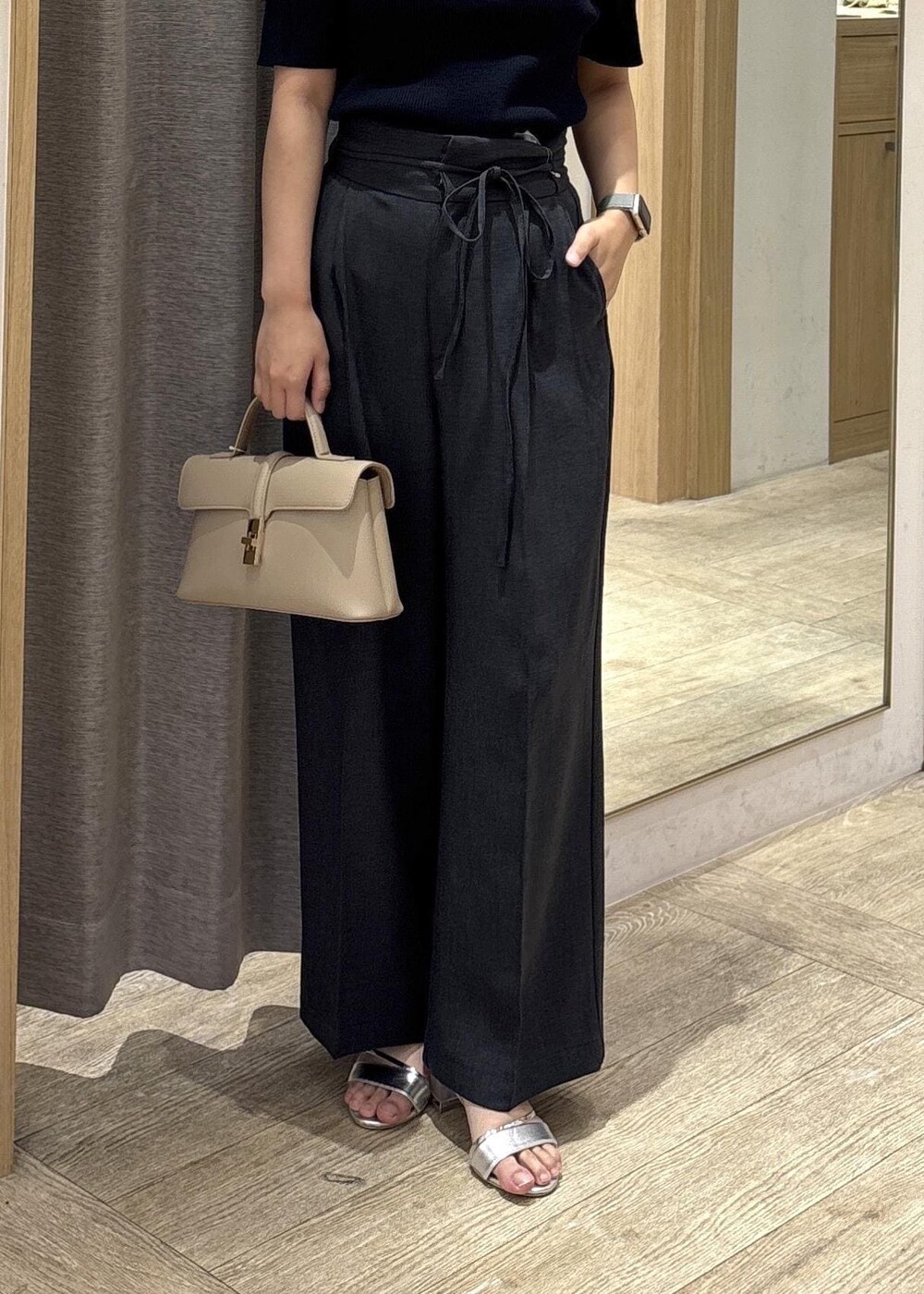ベージュ系のショルダーバッグ、グレー系のその他パンツ、シルバー系のサンダルを着用したレディースの夏コーディネートの9枚目の写真