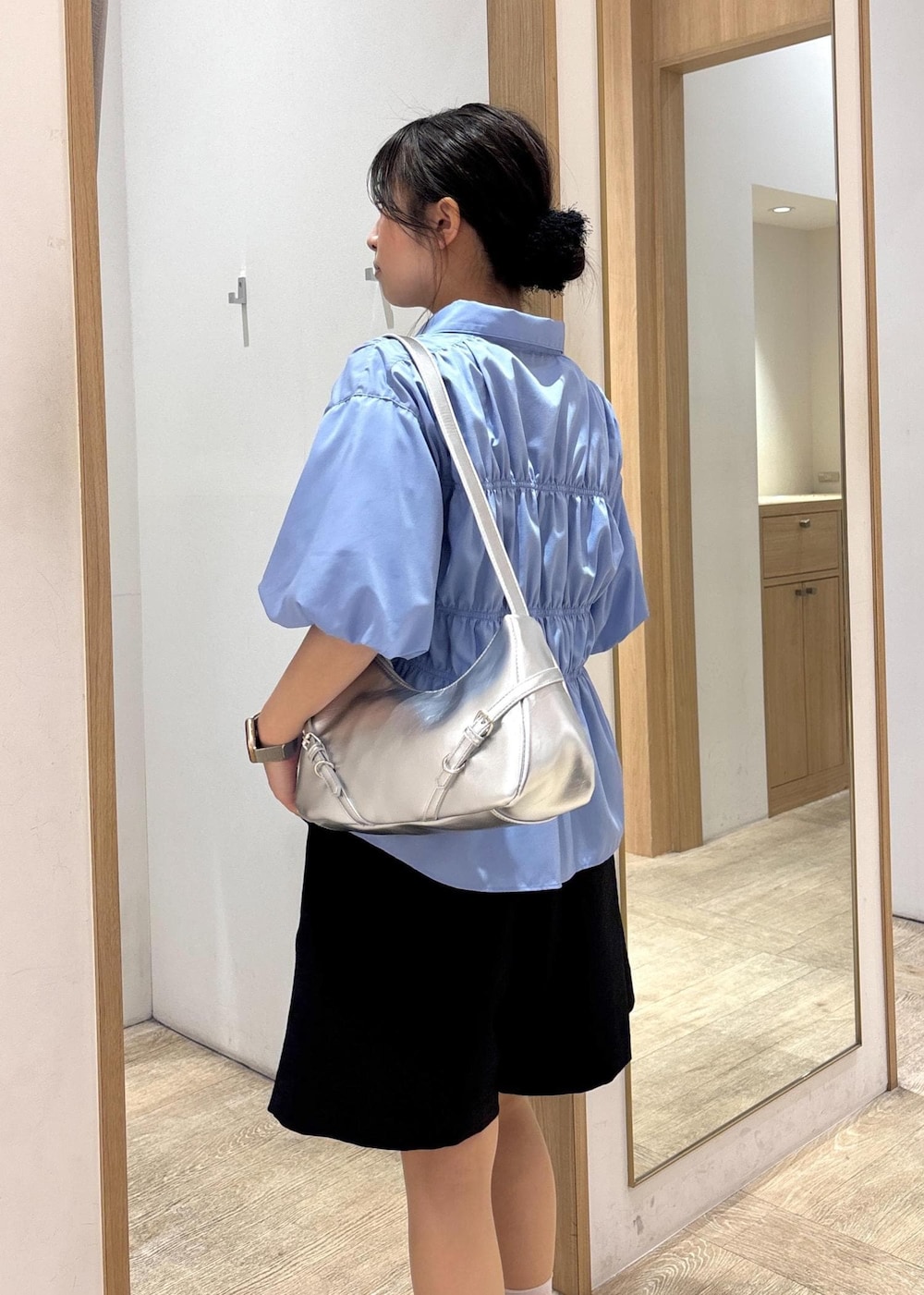 「ハーフパンツ、バミューダパンツ、25SS夏の新作、初夏コーデ、夏コーデ、デートコーデ、お出かけコーデ、旅行コーデ、推し活コーデ、女子会コーデ、韓国ファッション、大人カジュアル、パンツスタイル、カジュアルコーデ、VIS」｜「Juzeのリボンヒールパンプス（パンプス、ブラック系）」を使った、スズさん（レディース・152cm）の春コーディネートの9枚目の写真