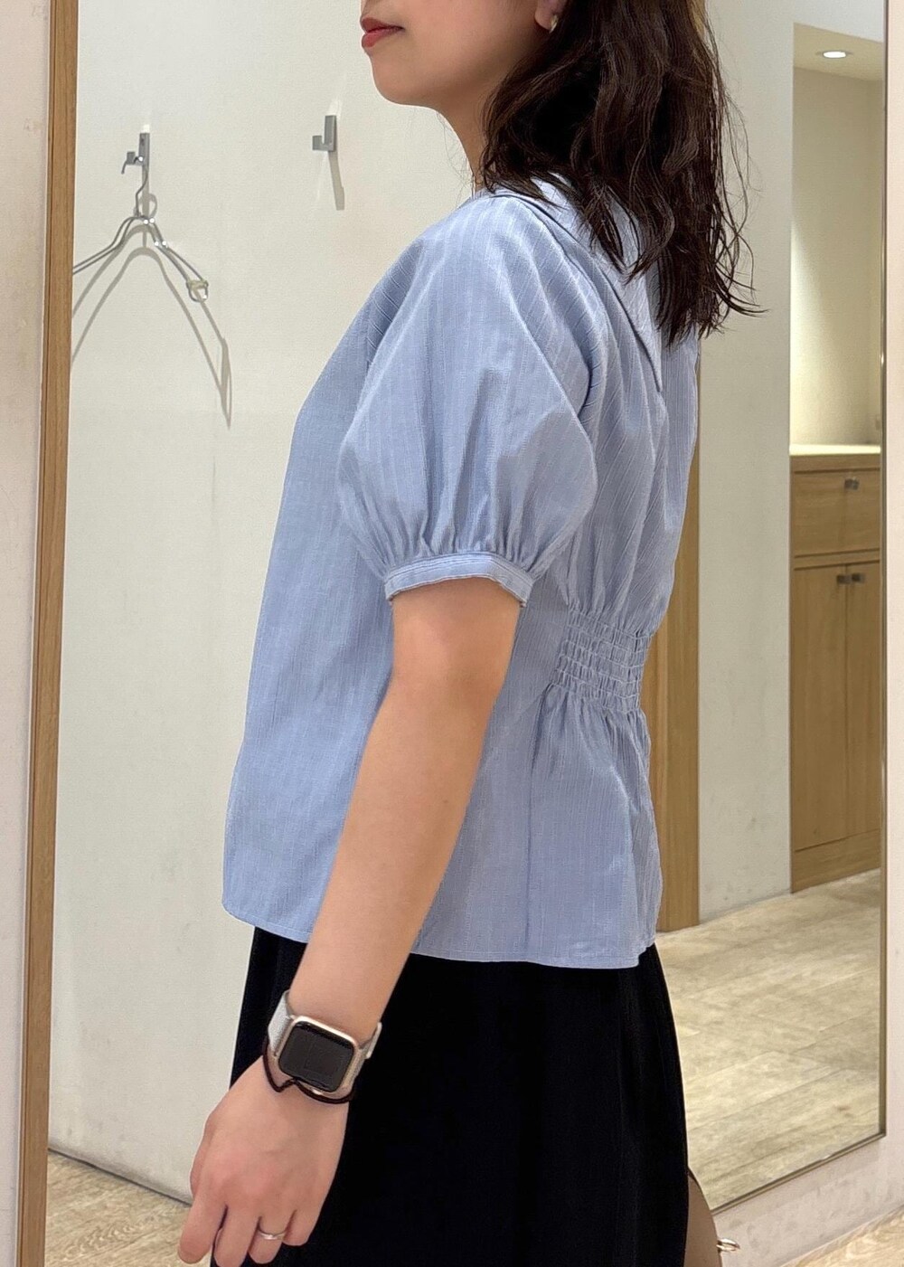 ベージュ系のボストンバッグ、ブラック系のスカート、ブラック系のローファーを着用したレディースの秋コーディネートの8枚目の写真