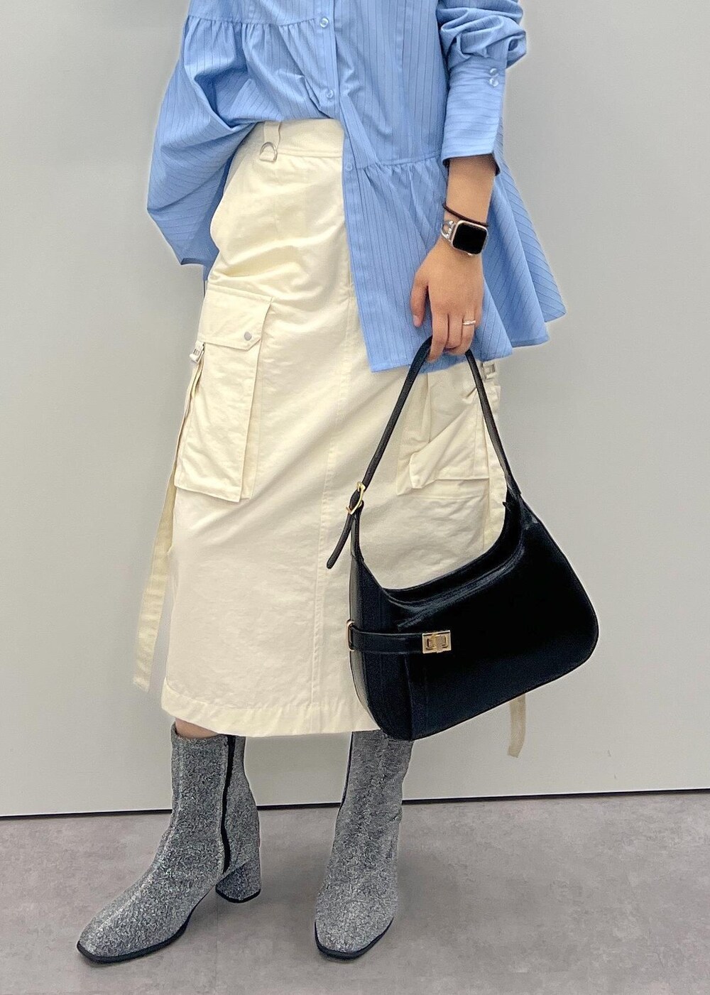 ホワイト系のスカート、シルバー系のブーツ、ブルー系のシャツ/ブラウスを着用したレディースの秋コーディネートの8枚目の写真