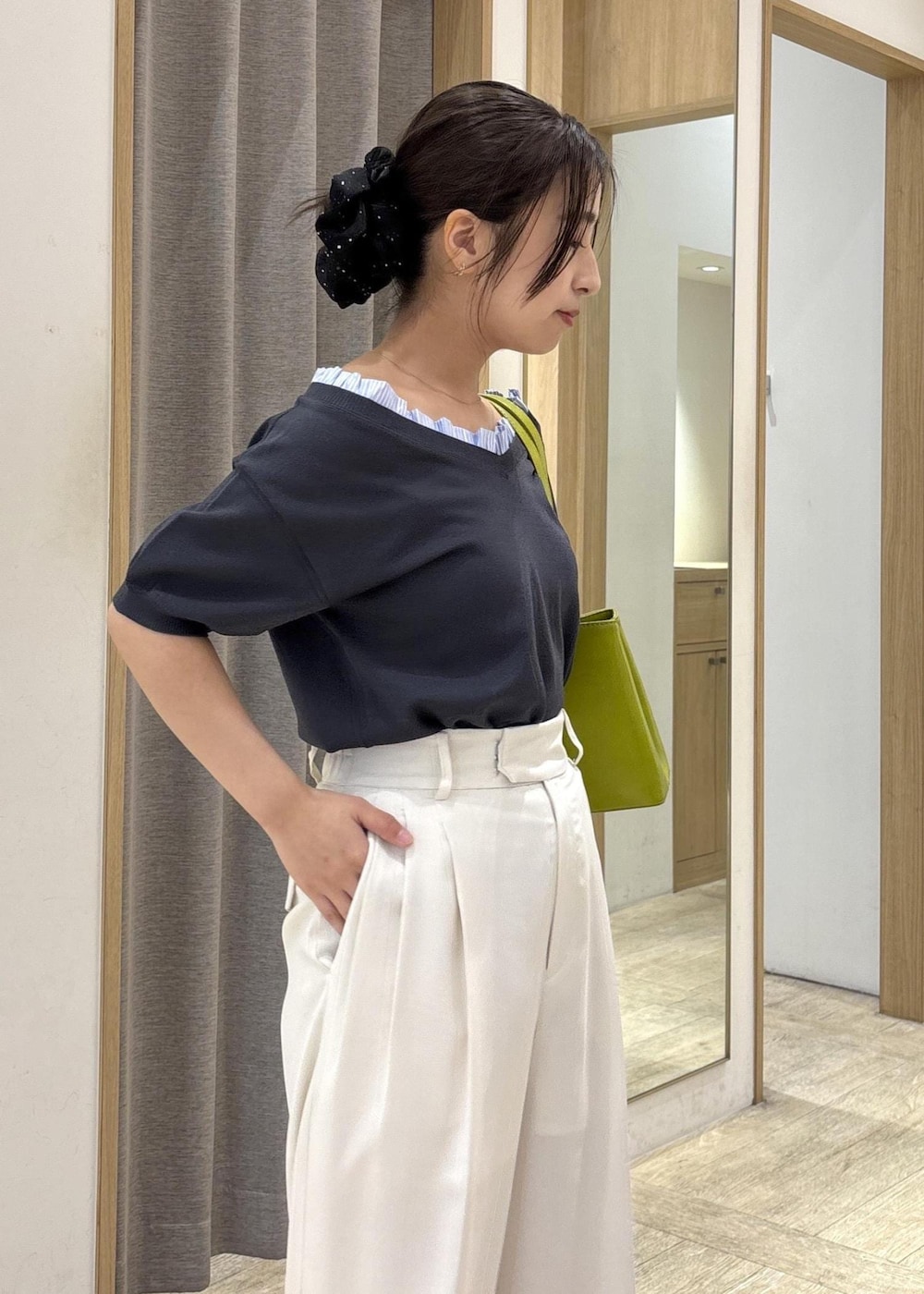 シルバー系のサンダル、グレー系のニット/セーター、ホワイト系のその他パンツを着用したレディースの春コーディネートの6枚目の写真