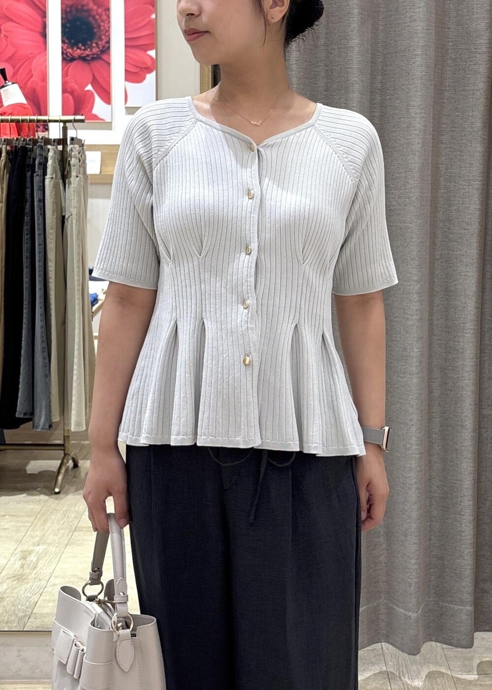 グレー系のその他パンツ、ブラック系のサンダル、ブルー系のカーディガン/ボレロを着用したレディースの夏コーディネートの5枚目の写真