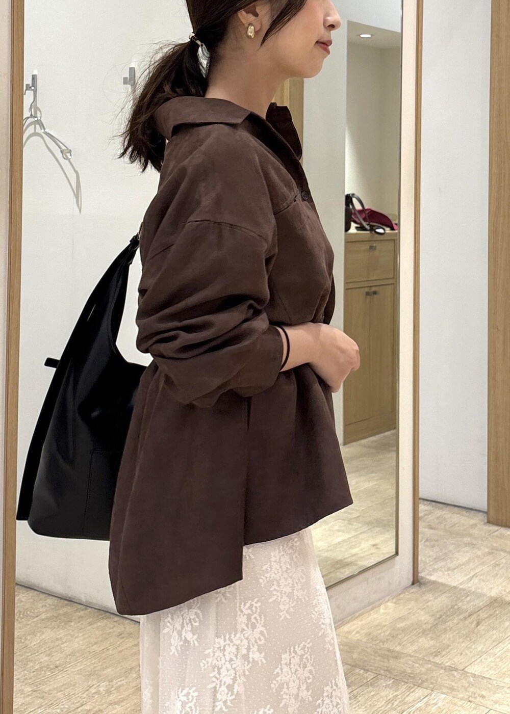 ブラック系のショルダーバッグ、ベージュ系のローファー、ブラウン系のシャツ/ブラウスを着用したレディースの秋コーディネートの8枚目の写真