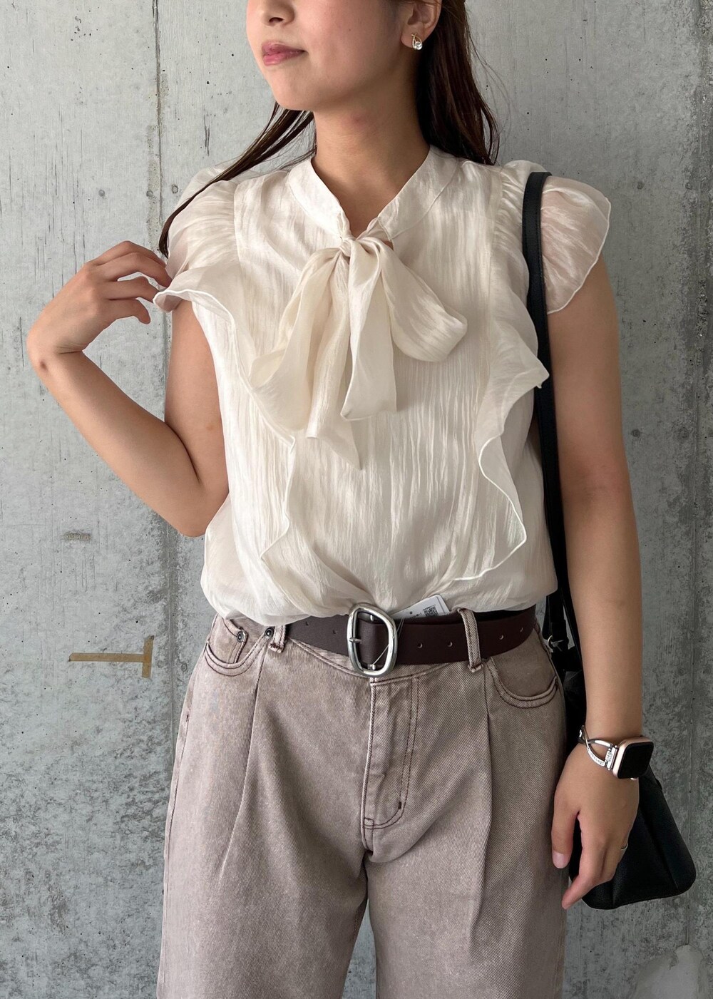 ブラック系のパンプス、ホワイト系のシャツ/ブラウス、ブラック系のショルダーバッグを着用したレディースの夏コーディネートの6枚目の写真