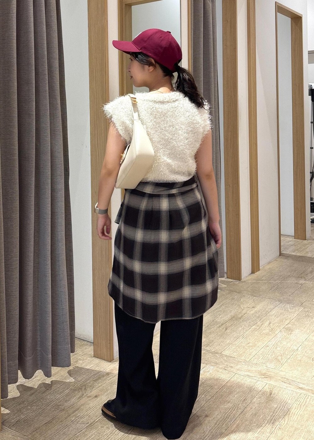 ホワイト系のショルダーバッグ、ホワイト系のニット/セーター、ブラック系のシャツ/ブラウスを着用したレディースの秋コーディネートの3枚目の写真