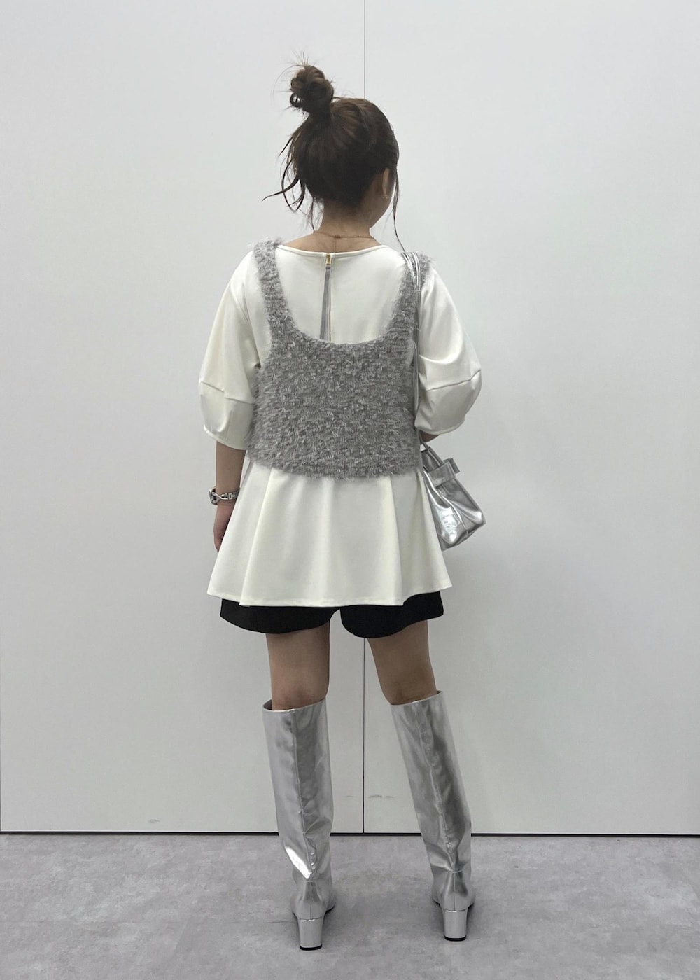 「チュニック、ショートパンツ、ウエストマーク、24AW秋の新作、ロングブーツ、ビスチェ、シルバー、初秋コーデ、秋コーデ、デートコーデ、お出かけコーデ、女子会コーデ、韓国ファッション、大人カジュアル、レイヤード」｜「VISの【ハンドルの長さ調節が出来る】リボンミニトートバック（ショルダーバッグ、シルバー系）」を使った、スズさん（レディース・152cm）の夏コーディネートの4枚目の写真