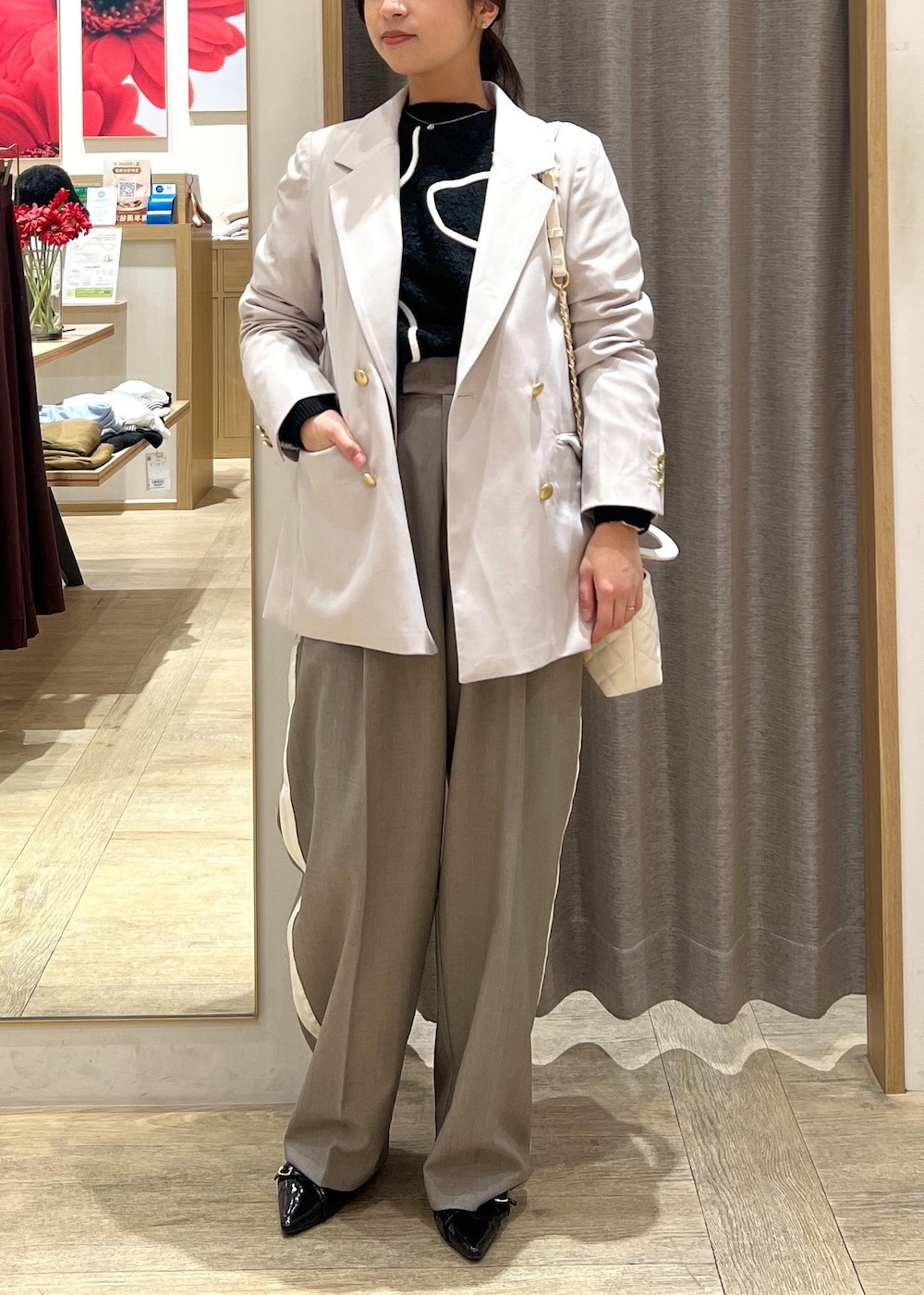 ブラック系のニット/セーター、ブラック系のパンプス、グレー系のその他パンツを着用したレディースの冬コーディネートの2枚目の写真