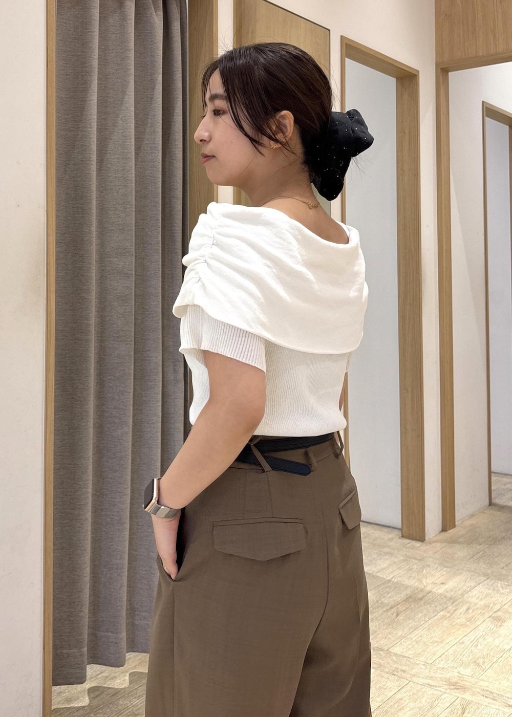 イエロー系のショルダーバッグ、ブラック系のサンダル、グリーン系のその他パンツを着用したレディースの春コーディネートの8枚目の写真
