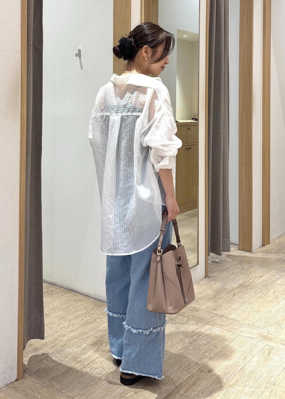 ベージュ系のショルダーバッグ、ブラック系のローファー、ブラウン系のキャミソールを着用したレディースの秋コーディネートの3枚目の写真