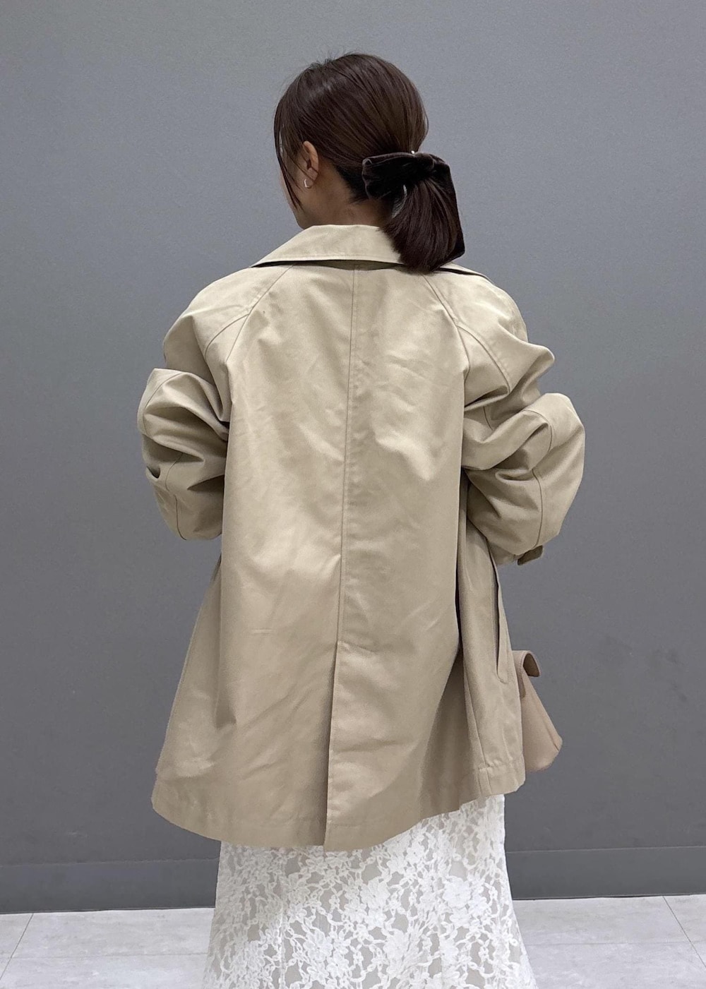 ブラウン系のブーツ、ホワイト系のスカート、ブラウン系のシャツ/ブラウスを着用したレディースの秋コーディネートの7枚目の写真
