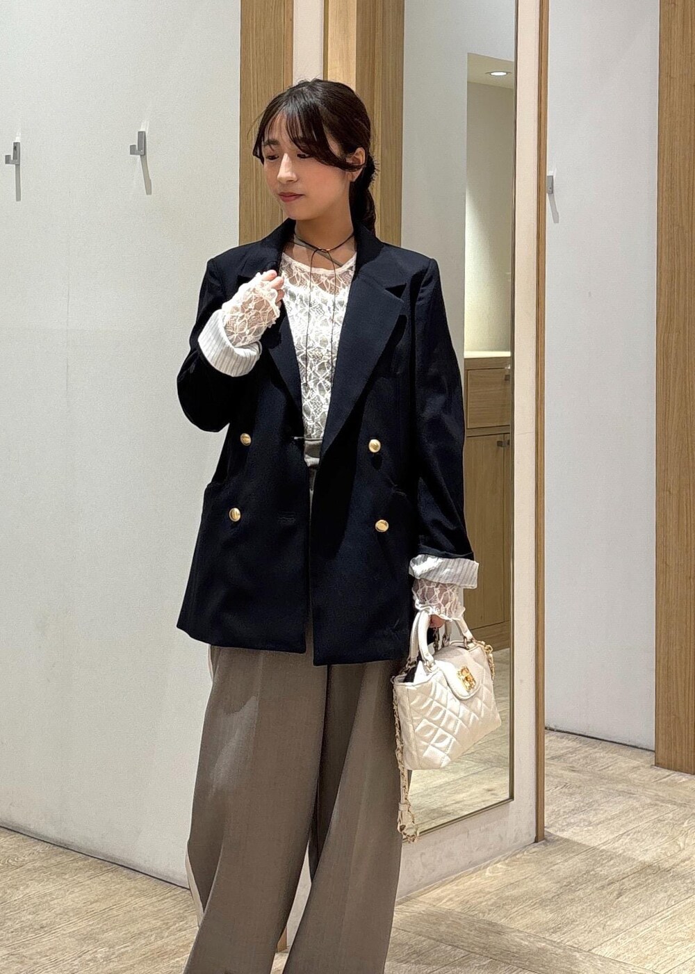 「インナー、ワイドパンツ、25SS春の新作、初春コーデ、春コーデ、お出かけコーデ、旅行コーデ、女子会コーデ、韓国ファッション、大人カジュアル、パンツスタイル、カジュアルコーデ、VIS、ウェーブ、ブルべ夏」｜「VISのへリンボーンストレートラインパンツ（その他パンツ、グレー系）」を使った、スズさん（レディース・152cm）の冬コーディネートの5枚目の写真