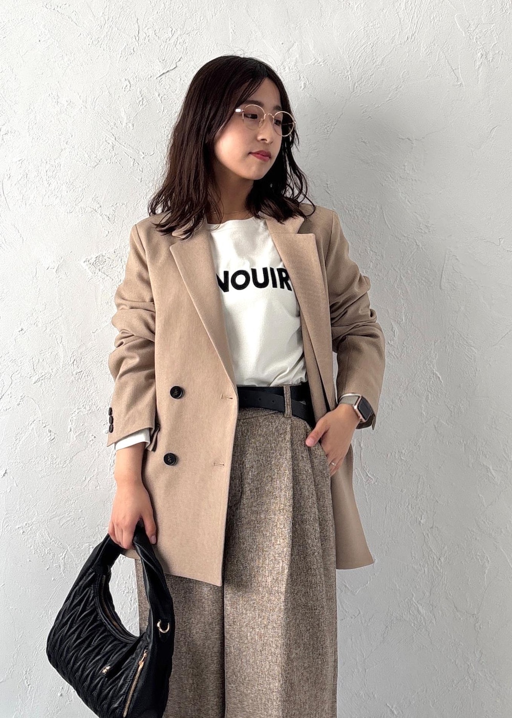 ブラック系のパンプス、ホワイト系のTシャツ/カットソー、ベージュ系のテーラードジャケットを着用したレディースの夏コーディネートの6枚目の写真