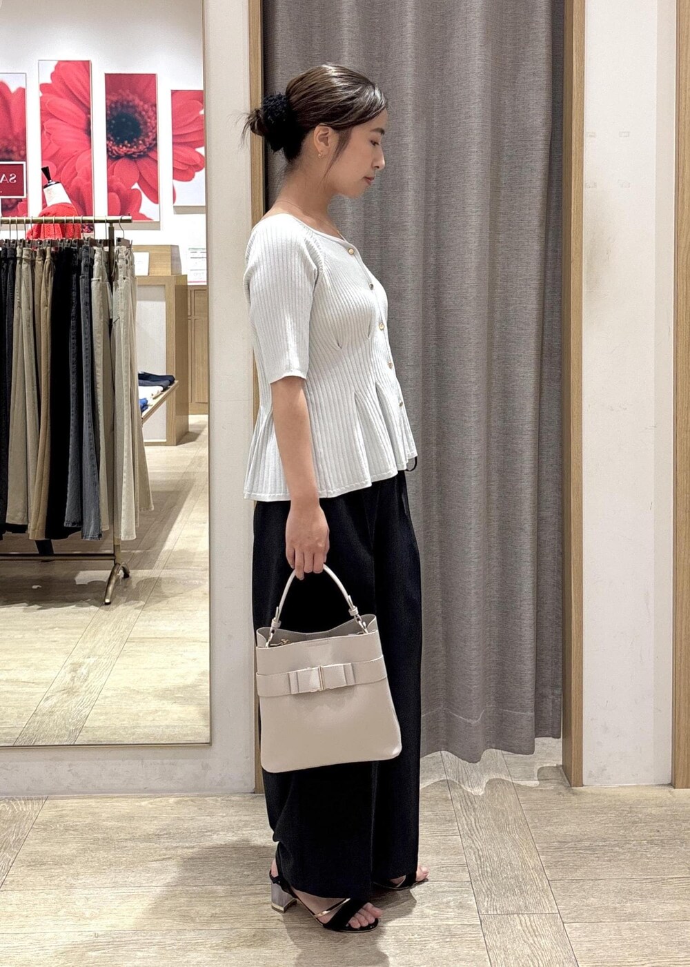 グレー系のその他パンツ、ブラック系のサンダル、ブルー系のカーディガン/ボレロを着用したレディースの夏コーディネートの2枚目の写真